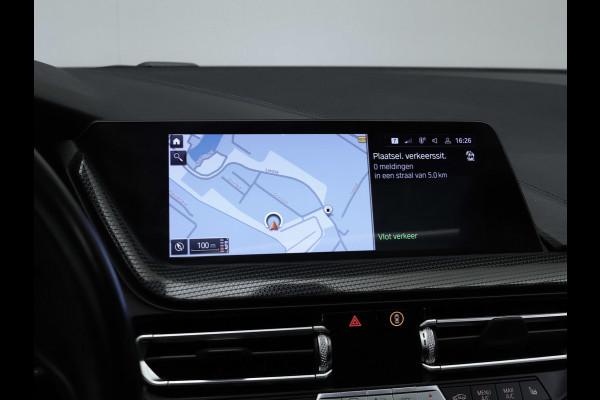 BMW 1-serie 118i Executive Edition M Sport (SCHUIFDAK,APPLE CARPLAY,NAVI,SFEERVERLICHTING,SPOILER,CLIMATE,CRUISE,GETINT,LM VELGEN)