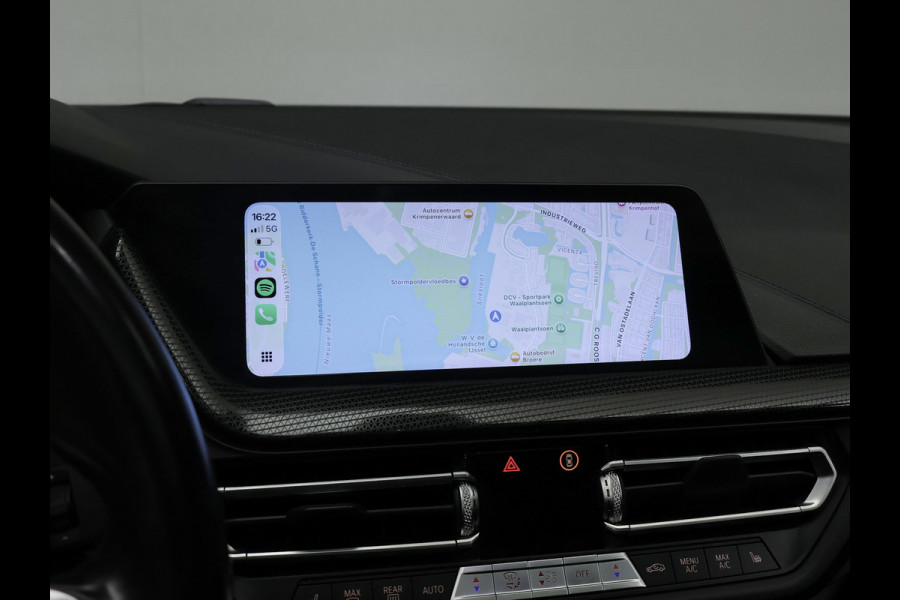 BMW 1-serie 118i Executive Edition M Sport (SCHUIFDAK,APPLE CARPLAY,NAVI,SFEERVERLICHTING,SPOILER,CLIMATE,CRUISE,GETINT,LM VELGEN)