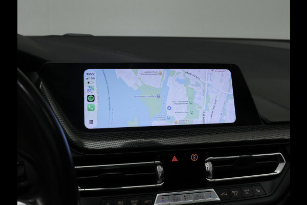 BMW 1-serie 118i Executive Edition M Sport (SCHUIFDAK,APPLE CARPLAY,NAVI,SFEERVERLICHTING,SPOILER,CLIMATE,CRUISE,GETINT,LM VELGEN)