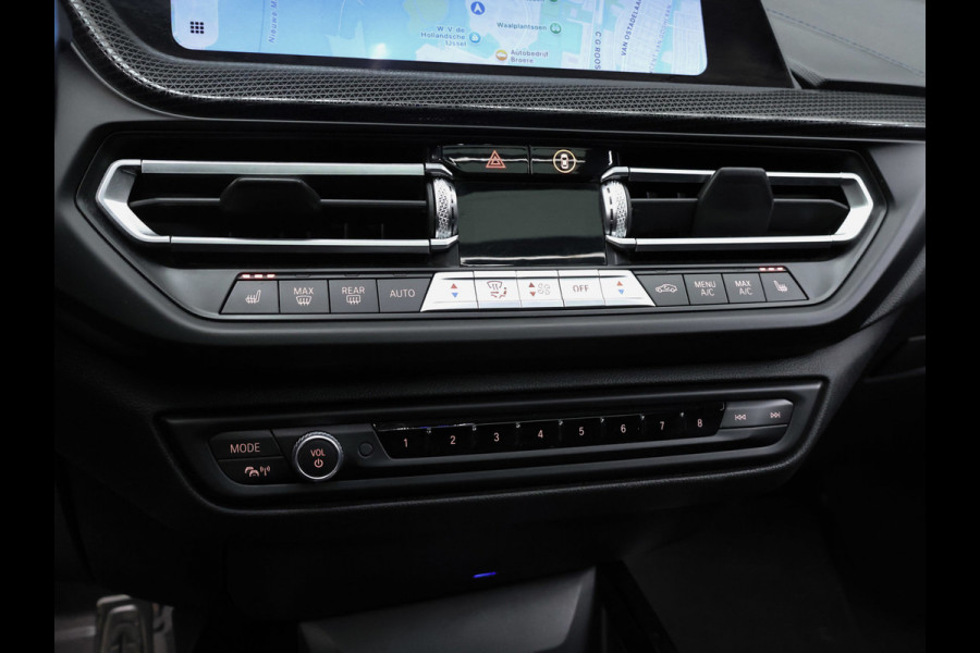 BMW 1-serie 118i Executive Edition M Sport (SCHUIFDAK,APPLE CARPLAY,NAVI,SFEERVERLICHTING,SPOILER,CLIMATE,CRUISE,GETINT,LM VELGEN)