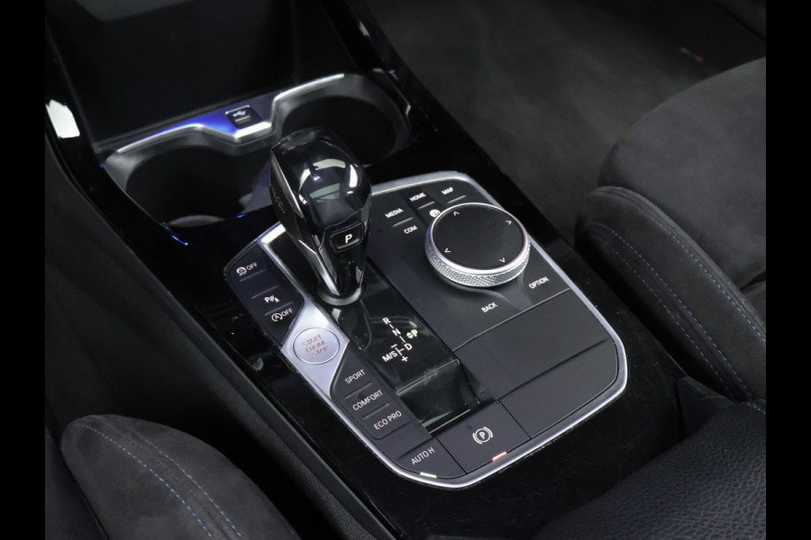 BMW 1-serie 118i Executive Edition M Sport (SCHUIFDAK,APPLE CARPLAY,NAVI,SFEERVERLICHTING,SPOILER,CLIMATE,CRUISE,GETINT,LM VELGEN)