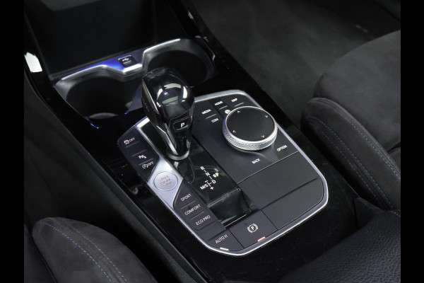 BMW 1-serie 118i Executive Edition M Sport (SCHUIFDAK,APPLE CARPLAY,NAVI,SFEERVERLICHTING,SPOILER,CLIMATE,CRUISE,GETINT,LM VELGEN)