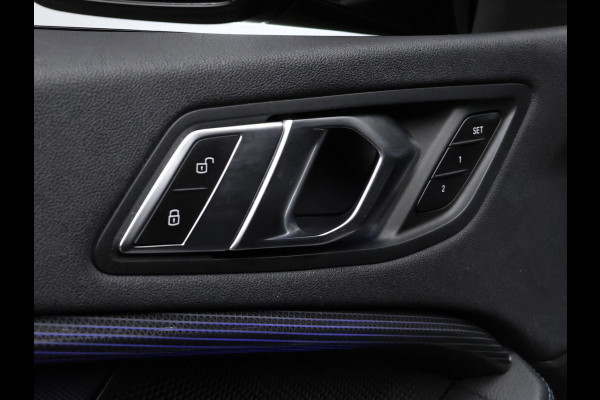 BMW 1-serie 118i Executive Edition M Sport (SCHUIFDAK,APPLE CARPLAY,NAVI,SFEERVERLICHTING,SPOILER,CLIMATE,CRUISE,GETINT,LM VELGEN)