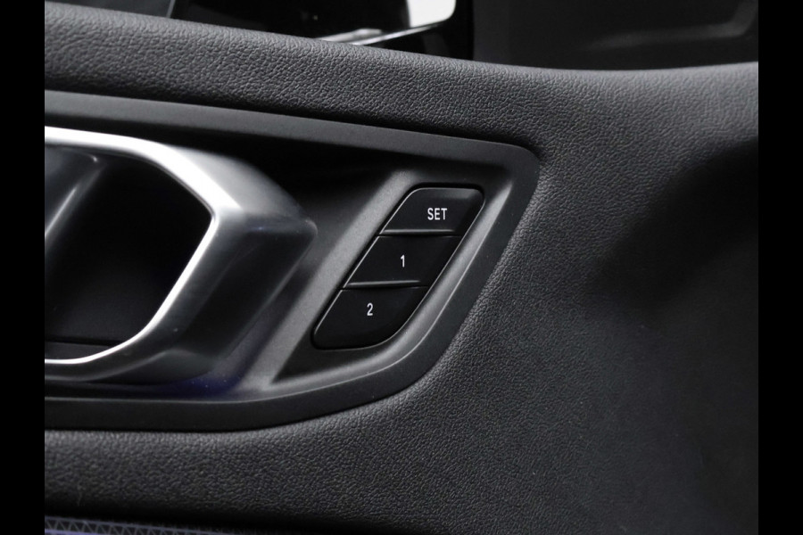 BMW 1-serie 118i Executive Edition M Sport (SCHUIFDAK,APPLE CARPLAY,NAVI,SFEERVERLICHTING,SPOILER,CLIMATE,CRUISE,GETINT,LM VELGEN)
