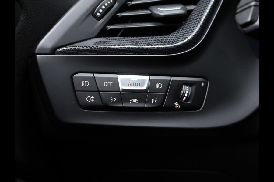 BMW 1-serie 118i Executive Edition M Sport (SCHUIFDAK,APPLE CARPLAY,NAVI,SFEERVERLICHTING,SPOILER,CLIMATE,CRUISE,GETINT,LM VELGEN)