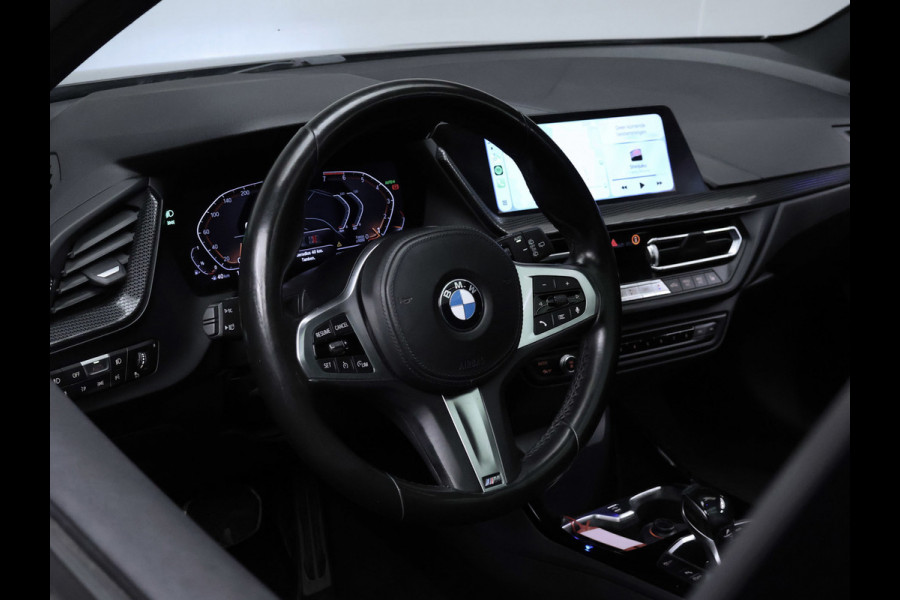 BMW 1-serie 118i Executive Edition M Sport (SCHUIFDAK,APPLE CARPLAY,NAVI,SFEERVERLICHTING,SPOILER,CLIMATE,CRUISE,GETINT,LM VELGEN)