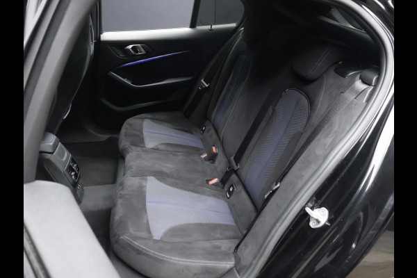 BMW 1-serie 118i Executive Edition M Sport (SCHUIFDAK,APPLE CARPLAY,NAVI,SFEERVERLICHTING,SPOILER,CLIMATE,CRUISE,GETINT,LM VELGEN)
