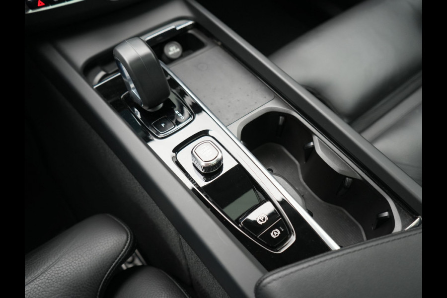 Volvo XC60 T6 PHEV AWD Plus Dark 350pk Dealer O.H | Panodak | Adaptive Cruise | 360 Camera | Lederen Sportstoelen Memory & Verwarmd | Apple Carplay | Google Assistant & Maps | BLIS | Stuurverwarming | Pilot Assist | Virtual | Navigatie | DAB | 19"L.M | Plug In Hybrid |
