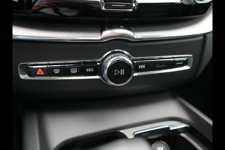Volvo XC60 T6 PHEV AWD Plus Dark 350pk Dealer O.H | Panodak | Adaptive Cruise | 360 Camera | Lederen Sportstoelen Memory & Verwarmd | Apple Carplay | Google Assistant & Maps | BLIS | Stuurverwarming | Pilot Assist | Virtual | Navigatie | DAB | 19"L.M | Plug In Hybrid |