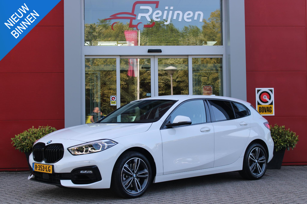 BMW 1-serie 116i AUTOMAAT HIGH EXECUTIVE | DRAADLOZE APPLE CARPLAY/ANDROID AUTO | NAVIGATIE | PARKEERSENSOREN VOOR + ACHTER | SHADOW LINE | STOEL VERWARMING | CRUISE CONTROL | DAB+ RADIO | 17" LICHTMETALEN VELGEN | DRAADLOZE TELEFOONLADER |