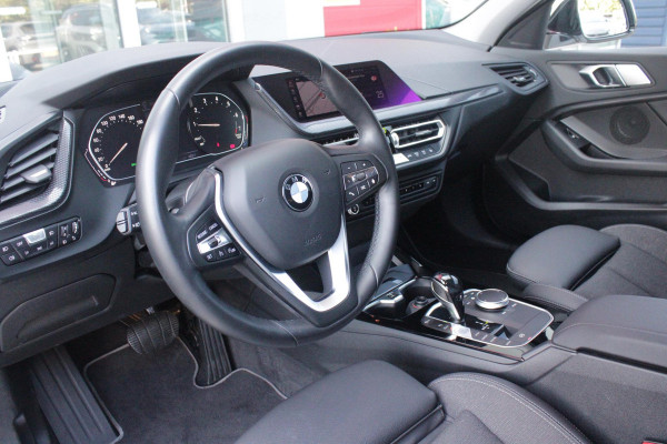 BMW 1-serie 116i AUTOMAAT HIGH EXECUTIVE | DRAADLOZE APPLE CARPLAY/ANDROID AUTO | NAVIGATIE | PARKEERSENSOREN VOOR + ACHTER | SHADOW LINE | STOEL VERWARMING | CRUISE CONTROL | DAB+ RADIO | 17" LICHTMETALEN VELGEN | DRAADLOZE TELEFOONLADER |