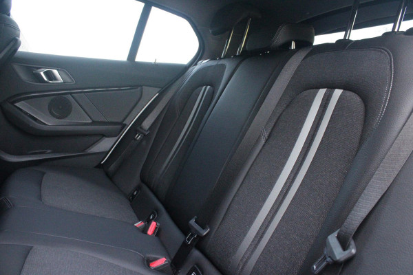 BMW 1-serie 116i AUTOMAAT HIGH EXECUTIVE | DRAADLOZE APPLE CARPLAY/ANDROID AUTO | NAVIGATIE | PARKEERSENSOREN VOOR + ACHTER | SHADOW LINE | STOEL VERWARMING | CRUISE CONTROL | DAB+ RADIO | 17" LICHTMETALEN VELGEN | DRAADLOZE TELEFOONLADER |