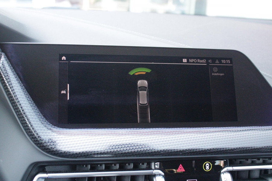 BMW 1-serie 116i AUTOMAAT HIGH EXECUTIVE | DRAADLOZE APPLE CARPLAY/ANDROID AUTO | NAVIGATIE | PARKEERSENSOREN VOOR + ACHTER | SHADOW LINE | STOEL VERWARMING | CRUISE CONTROL | DAB+ RADIO | 17" LICHTMETALEN VELGEN | DRAADLOZE TELEFOONLADER |