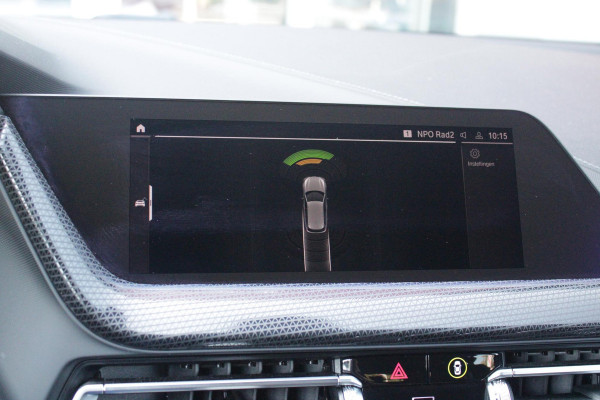 BMW 1-serie 116i AUTOMAAT HIGH EXECUTIVE | DRAADLOZE APPLE CARPLAY/ANDROID AUTO | NAVIGATIE | PARKEERSENSOREN VOOR + ACHTER | SHADOW LINE | STOEL VERWARMING | CRUISE CONTROL | DAB+ RADIO | 17" LICHTMETALEN VELGEN | DRAADLOZE TELEFOONLADER |