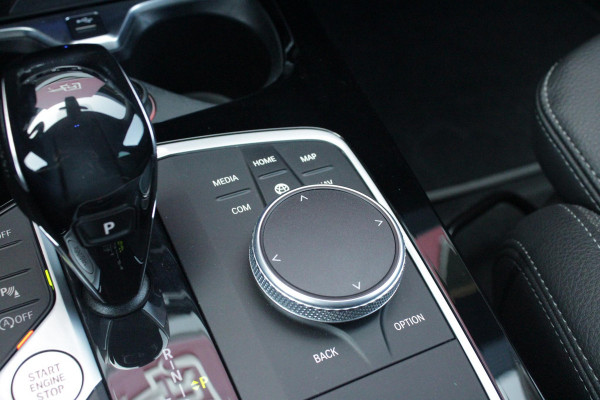 BMW 1-serie 116i AUTOMAAT HIGH EXECUTIVE | DRAADLOZE APPLE CARPLAY/ANDROID AUTO | NAVIGATIE | PARKEERSENSOREN VOOR + ACHTER | SHADOW LINE | STOEL VERWARMING | CRUISE CONTROL | DAB+ RADIO | 17" LICHTMETALEN VELGEN | DRAADLOZE TELEFOONLADER |