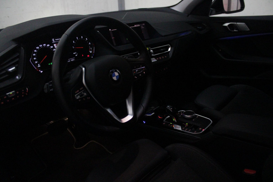 BMW 1-serie 116i AUTOMAAT HIGH EXECUTIVE | DRAADLOZE APPLE CARPLAY/ANDROID AUTO | NAVIGATIE | PARKEERSENSOREN VOOR + ACHTER | SHADOW LINE | STOEL VERWARMING | CRUISE CONTROL | DAB+ RADIO | 17" LICHTMETALEN VELGEN | DRAADLOZE TELEFOONLADER |