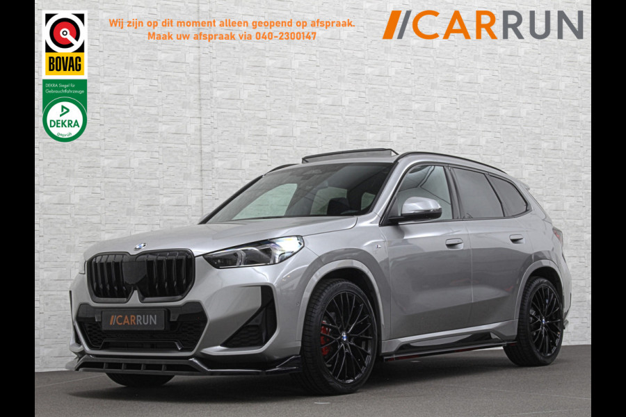 BMW X1 18i M-Sport Performance-Pack | Panorama | Sportstoelen | Carbon | Keyless-Entry | Sfeerverlichting | Achteruitrij-Camera | 5x op voorraad | Carplay | Full-LED | Black-Optic | Getint Glas | Stoelverwarming | Draadloos Laden |