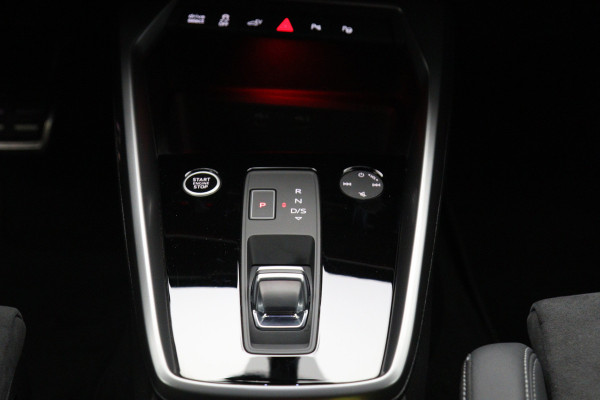 Audi A3 Sportback 45 TFSI e 245 PK S-Line Edition Competition PHEV, Camera, Sfeerverlichting, RS-Sportstoelen, Winterpakket, Carplay