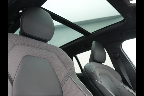 Volvo V60 T6 PHEV AWD Plus Dark Long Range 350pk Dealer O.H | Trekhaak Af Fabriek | Panodak | Adaptive Cruise | 360 Camera | Sportstoelen Memory & Verwarmd | Keyless | Apple Carplay | Pilot Assist | Stuurverwarming | Google Assistant & Maps | Navigatie | Virtual | DAB | 19"L.M | Plug In Hybrid |