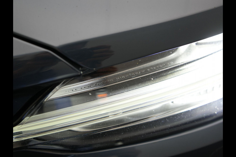 Volvo V60 T6 PHEV AWD Plus Dark Long Range 350pk Dealer O.H | Trekhaak Af Fabriek | Panodak | Adaptive Cruise | 360 Camera | Sportstoelen Memory & Verwarmd | Keyless | Apple Carplay | Pilot Assist | Stuurverwarming | Google Assistant & Maps | Navigatie | Virtual | DAB | 19"L.M | Plug In Hybrid |