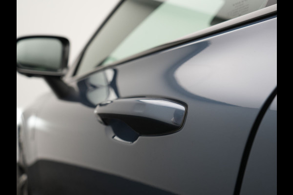 Volvo V60 T6 PHEV AWD Plus Dark Long Range 350pk Dealer O.H | Trekhaak Af Fabriek | Panodak | Adaptive Cruise | 360 Camera | Sportstoelen Memory & Verwarmd | Keyless | Apple Carplay | Pilot Assist | Stuurverwarming | Google Assistant & Maps | Navigatie | Virtual | DAB | 19"L.M | Plug In Hybrid |
