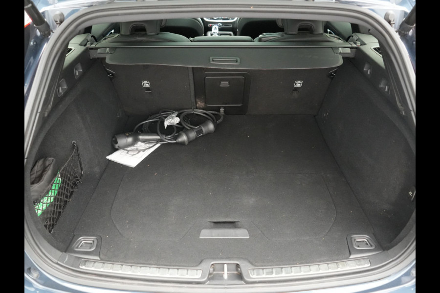 Volvo V60 T6 PHEV AWD Plus Dark Long Range 350pk Dealer O.H | Trekhaak Af Fabriek | Panodak | Adaptive Cruise | 360 Camera | Sportstoelen Memory & Verwarmd | Keyless | Apple Carplay | Pilot Assist | Stuurverwarming | Google Assistant & Maps | Navigatie | Virtual | DAB | 19"L.M | Plug In Hybrid |
