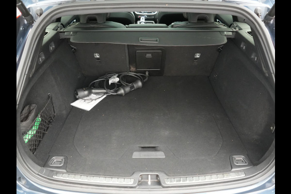 Volvo V60 T6 PHEV AWD Plus Dark Long Range 350pk Dealer O.H | Trekhaak Af Fabriek | Panodak | Adaptive Cruise | 360 Camera | Sportstoelen Memory & Verwarmd | Keyless | Apple Carplay | Pilot Assist | Stuurverwarming | Google Assistant & Maps | Navigatie | Virtual | DAB | 19"L.M | Plug In Hybrid |