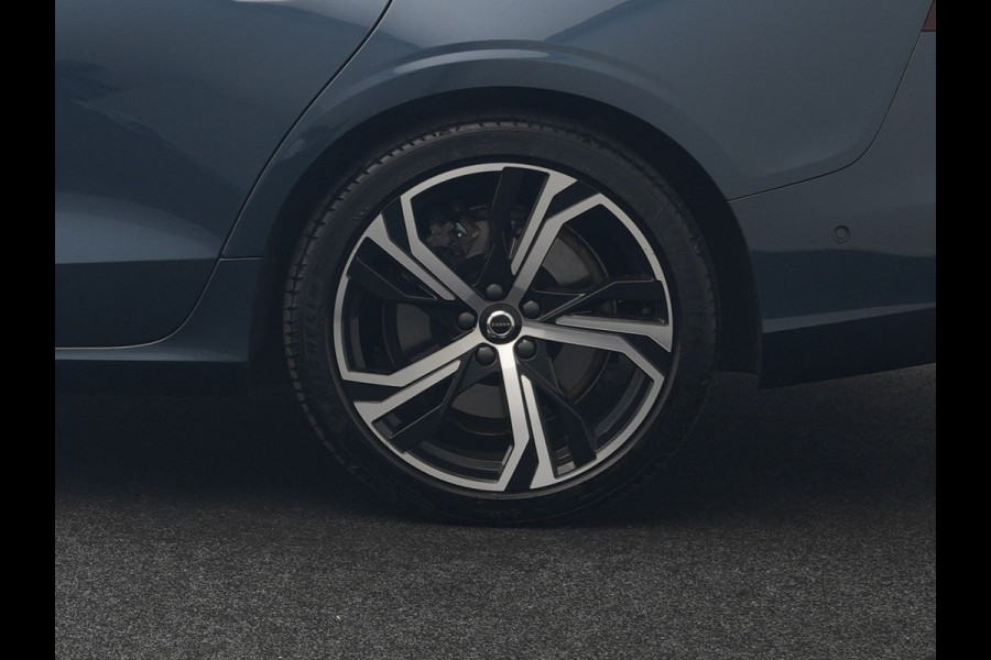 Volvo V60 T6 PHEV AWD Plus Dark Long Range 350pk Dealer O.H | Trekhaak Af Fabriek | Panodak | Adaptive Cruise | 360 Camera | Sportstoelen Memory & Verwarmd | Keyless | Apple Carplay | Pilot Assist | Stuurverwarming | Google Assistant & Maps | Navigatie | Virtual | DAB | 19"L.M | Plug In Hybrid |