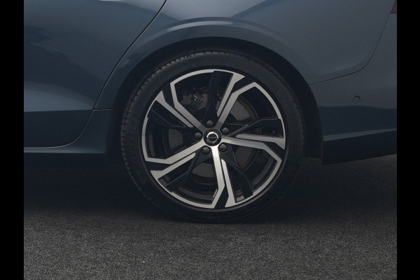 Volvo V60 T6 PHEV AWD Plus Dark Long Range 350pk Dealer O.H | Trekhaak Af Fabriek | Panodak | Adaptive Cruise | 360 Camera | Sportstoelen Memory & Verwarmd | Keyless | Apple Carplay | Pilot Assist | Stuurverwarming | Google Assistant & Maps | Navigatie | Virtual | DAB | 19"L.M | Plug In Hybrid |