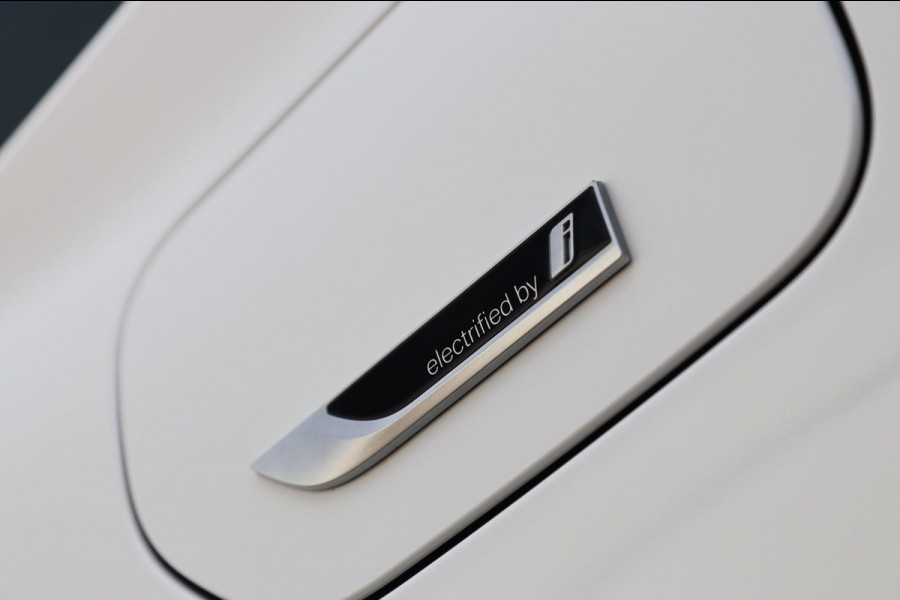 BMW 5 Serie Touring 530e M Sport / PANO / LASER / HUD / ACC / KEYLESS / CAMERA