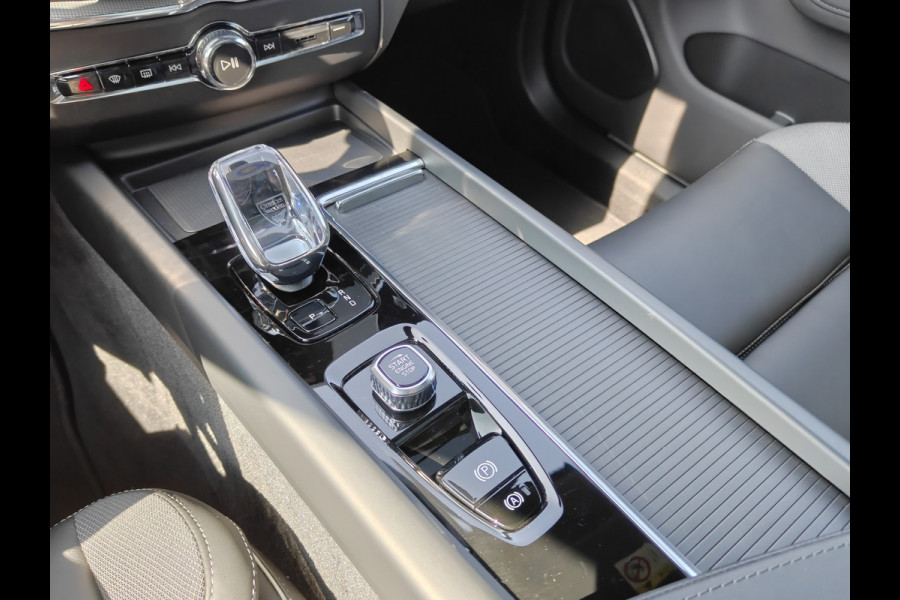 Volvo XC60 T8 AWD 455PK Plug-in hybrid Plus Black Edition | Facelift | Trekhaak | Blis | Luchtvering | Pano | ACC | 360 Camera | HUD | H&K | Elektr. stoelen |