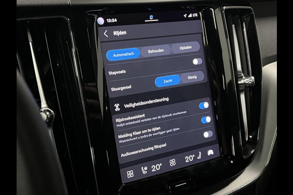 Volvo XC60 T6 AWD Plug-in hybrid Plus Black Edition Trekhaak | Adapt. cruise | Open dak | Harman/Kardon | Stoel-/Stuurverwarming | 360 camera | Google | Memory
