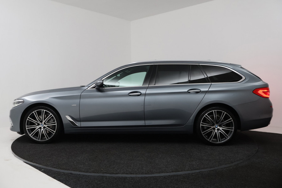 BMW 5 Serie Touring 530i High Executive (PANORAMADAK, SFEERVERLICHTING, ELEKTR STOELEN, STOEL/STUUR VERWARMING, CAMERA)