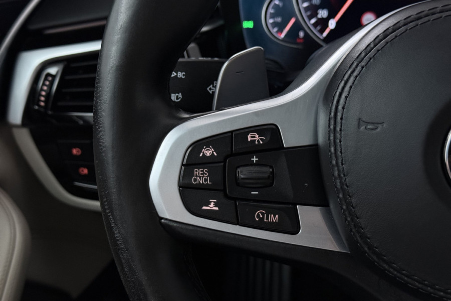 BMW 5 Serie Touring 530i High Executive (PANORAMADAK, SFEERVERLICHTING, ELEKTR STOELEN, STOEL/STUUR VERWARMING, CAMERA)