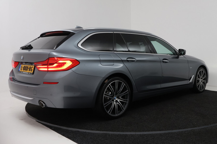 BMW 5 Serie Touring 530i High Executive (PANORAMADAK, SFEERVERLICHTING, ELEKTR STOELEN, STOEL/STUUR VERWARMING, CAMERA)