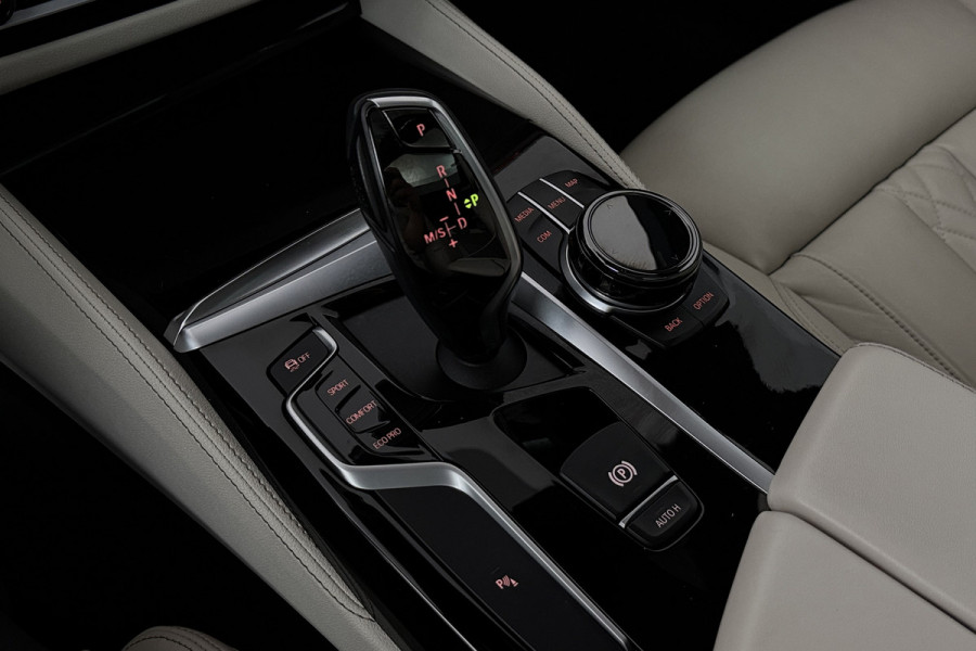 BMW 5 Serie Touring 530i High Executive (PANORAMADAK, SFEERVERLICHTING, ELEKTR STOELEN, STOEL/STUUR VERWARMING, CAMERA)