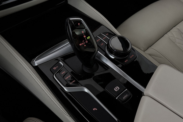 BMW 5 Serie Touring 530i High Executive (PANORAMADAK, SFEERVERLICHTING, ELEKTR STOELEN, STOEL/STUUR VERWARMING, CAMERA)
