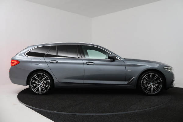 BMW 5 Serie Touring 530i High Executive (PANORAMADAK, SFEERVERLICHTING, ELEKTR STOELEN, STOEL/STUUR VERWARMING, CAMERA)