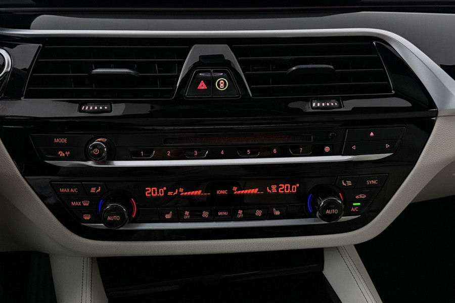 BMW 5 Serie Touring 530i High Executive (PANORAMADAK, SFEERVERLICHTING, ELEKTR STOELEN, STOEL/STUUR VERWARMING, CAMERA)