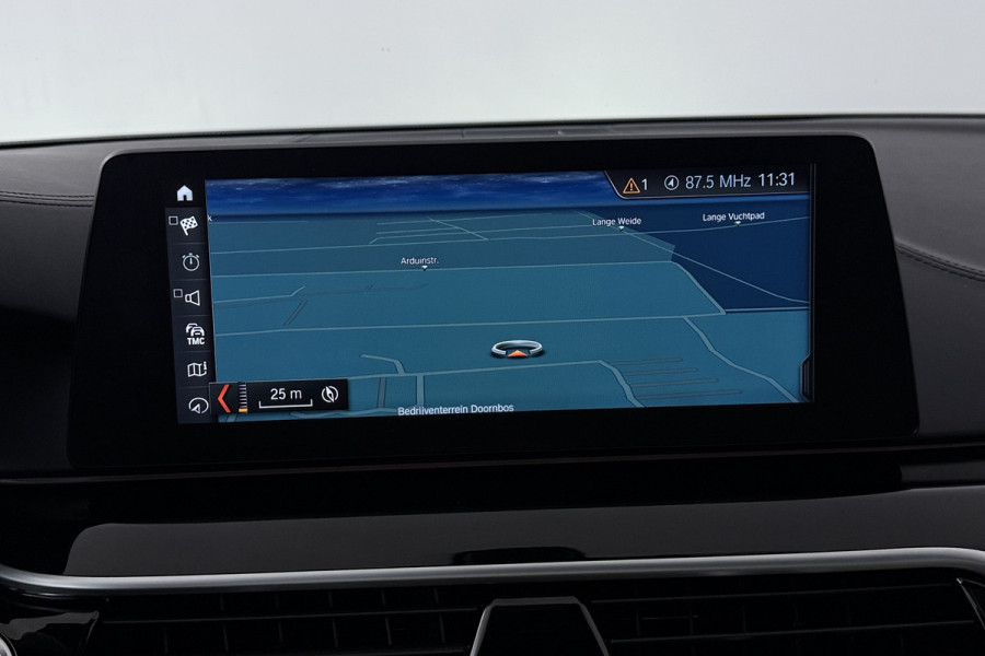 BMW 5 Serie Touring 530i High Executive (PANORAMADAK, SFEERVERLICHTING, ELEKTR STOELEN, STOEL/STUUR VERWARMING, CAMERA)