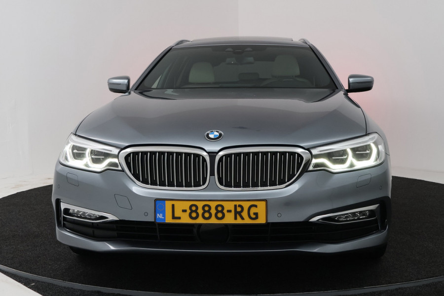 BMW 5 Serie Touring 530i High Executive (PANORAMADAK, SFEERVERLICHTING, ELEKTR STOELEN, STOEL/STUUR VERWARMING, CAMERA)