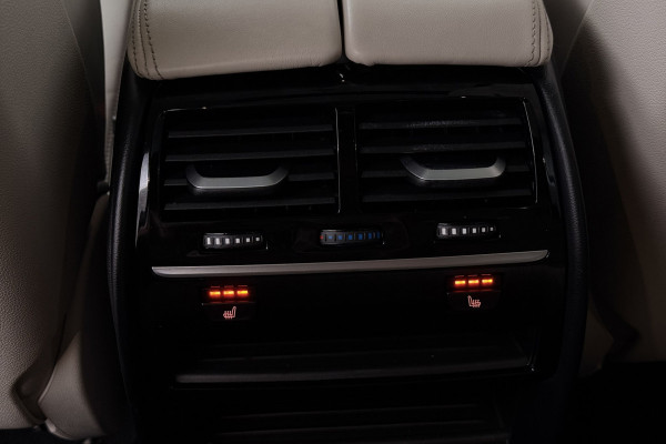 BMW 5 Serie Touring 530i High Executive (PANORAMADAK, SFEERVERLICHTING, ELEKTR STOELEN, STOEL/STUUR VERWARMING, CAMERA)