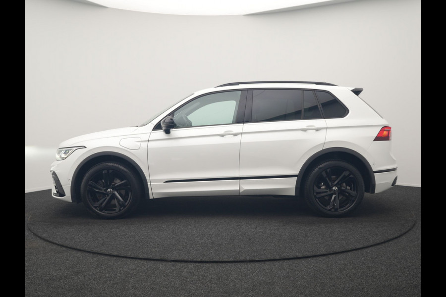 Volkswagen Tiguan 1.4 TSI eHybrid R-Line PHEV 245pk Dealer O.H | Adaptive Cruise | Head Up | Camera | IQ Light | Sportstoelen Verwarmd | Apple Carplay | Keyless | BLIS | Navigatie | Virtual | DAB | 19"L.M | Plug In Hybrid |
