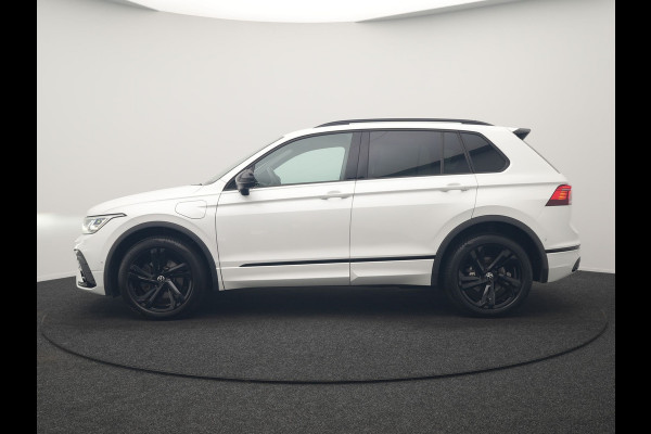 Volkswagen Tiguan 1.4 TSI eHybrid R-Line PHEV 245pk Dealer O.H | Adaptive Cruise | Head Up | Camera | IQ Light | Sportstoelen Verwarmd | Apple Carplay | Keyless | BLIS | Navigatie | Virtual | DAB | 19"L.M | Plug In Hybrid |