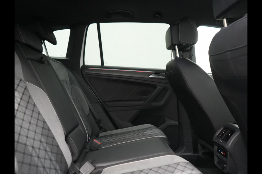 Volkswagen Tiguan 1.4 TSI eHybrid R-Line PHEV 245pk Dealer O.H | Adaptive Cruise | Head Up | Camera | IQ Light | Sportstoelen Verwarmd | Apple Carplay | Keyless | BLIS | Navigatie | Virtual | DAB | 19"L.M | Plug In Hybrid |