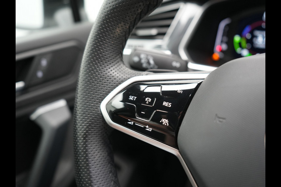 Volkswagen Tiguan 1.4 TSI eHybrid R-Line PHEV 245pk Dealer O.H | Adaptive Cruise | Head Up | Camera | IQ Light | Sportstoelen Verwarmd | Apple Carplay | Keyless | BLIS | Navigatie | Virtual | DAB | 19"L.M | Plug In Hybrid |