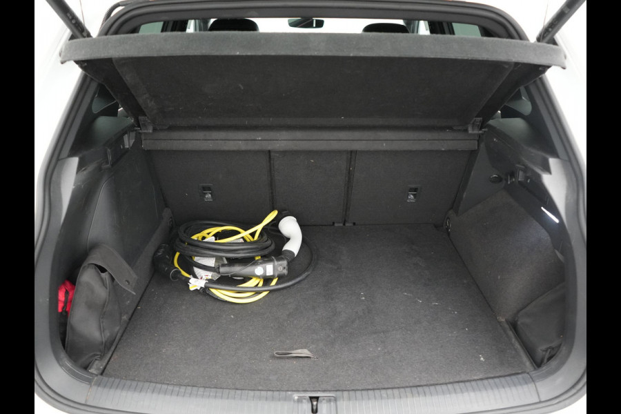 Volkswagen Tiguan 1.4 TSI eHybrid R-Line PHEV 245pk Dealer O.H | Adaptive Cruise | Head Up | Camera | IQ Light | Sportstoelen Verwarmd | Apple Carplay | Keyless | BLIS | Navigatie | Virtual | DAB | 19"L.M | Plug In Hybrid |