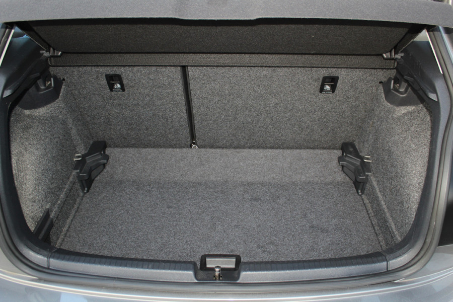 Volkswagen Polo 1.0-95pk TSI Comfortline. Mooie 5drs. VW Polo voor nog jaren rijplezier ! Airco, adaptieve cruise cntrl, navigatie, bluetooth tel. voorb., Apple Carplay/Android auto, LM wielen, 4x USB uitg., metallic lak, camera etc.