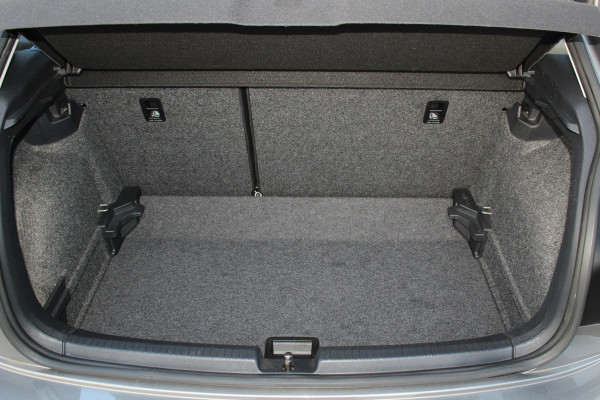 Volkswagen Polo 1.0-95pk TSI Comfortline. Mooie 5drs. VW Polo voor nog jaren rijplezier ! Airco, adaptieve cruise cntrl, navigatie, bluetooth tel. voorb., Apple Carplay/Android auto, LM wielen, 4x USB uitg., metallic lak, camera etc.