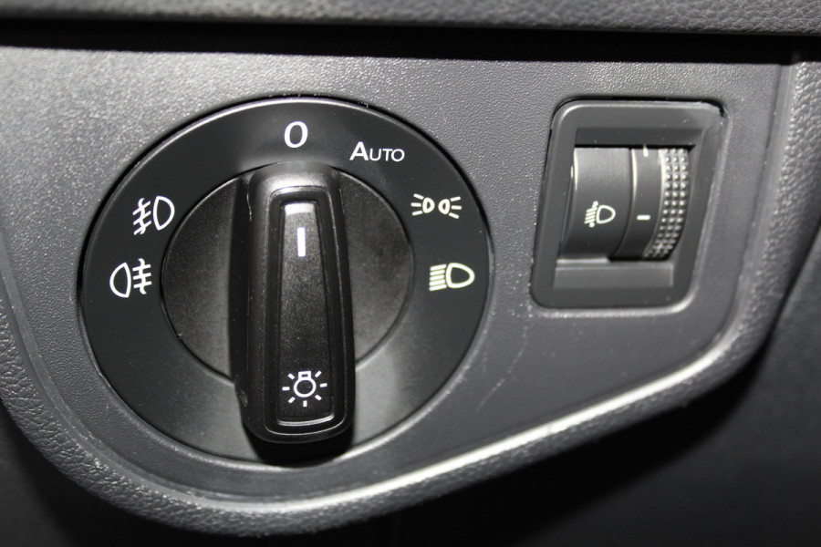 Volkswagen Polo 1.0-95pk TSI Comfortline. Mooie 5drs. VW Polo voor nog jaren rijplezier ! Airco, adaptieve cruise cntrl, navigatie, bluetooth tel. voorb., Apple Carplay/Android auto, LM wielen, 4x USB uitg., metallic lak, camera etc.